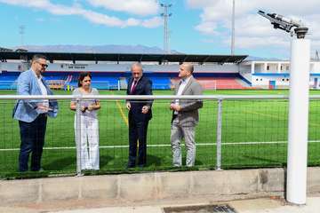 El campo de fútbol Pablo Hernández de Telde luce nuevo césped artificial/TA.